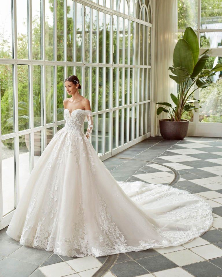 Vestido de novia estilo princesa, con falda de maxi volumen y malla brillante; de escote corazón, espalda corset y mangas largas. Modelo Luna Studio de ensueño confeccionado con tul y encaje rematado con pedrería. LUNA_NOVIAS.