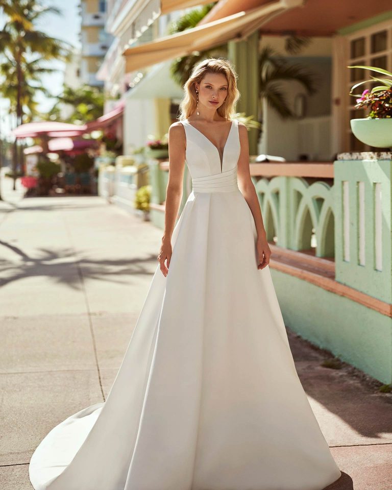 Romantic princess wedding dress, made in satin. Featuring a V-neckline, open back and straps. Show off this delicate Luna Novias design. LUNA_NOVIAS.
