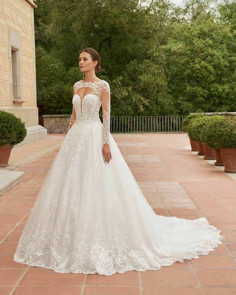 Vestido de novia de dos piezas, de corte princesa y estilo romántico, elaborado con encaje y pedrería. Presenta un escote corazón, una espalda abotonada y unos tirantes extraíbles que combina con una chaqueta de encaje y pedrería. Luce con orgullo este conjunto de ensueño Luna Studio. LUNA_NOVIAS.