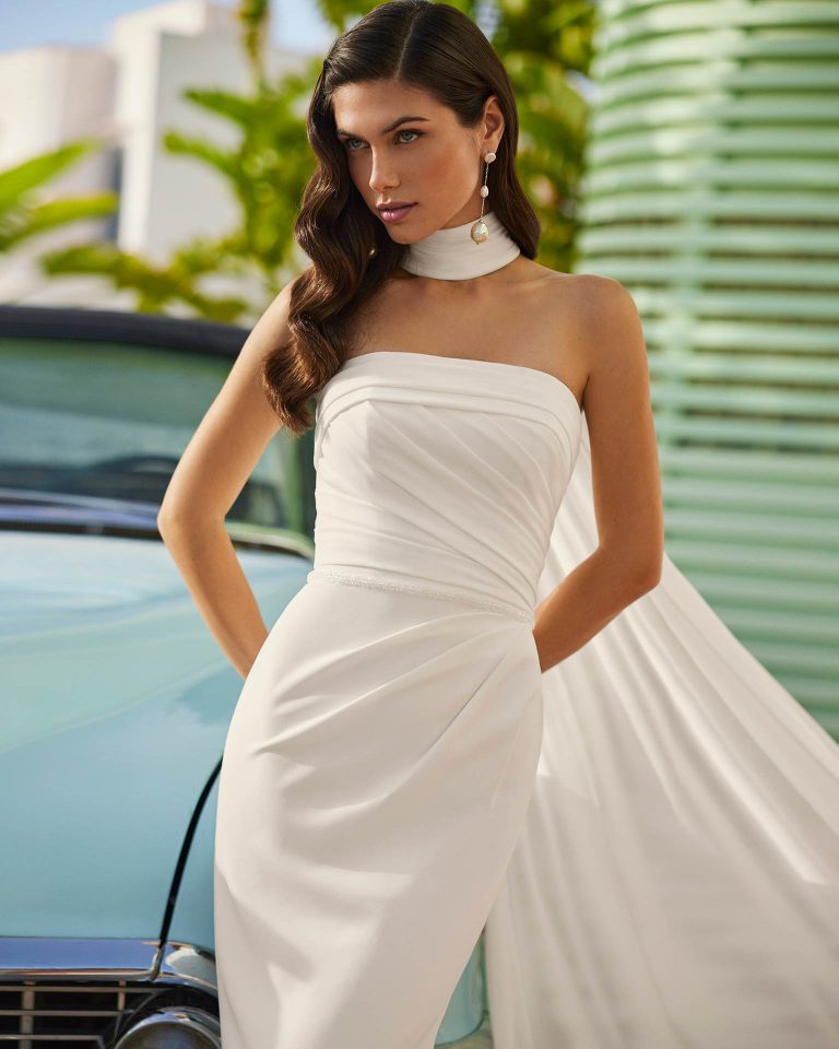 Vestido de novia largo de dos piezas con corte sirena. Crepé bielástico, escote palabra de honor, espalda abierta con choker con caídas. LUNA_NOVIAS.