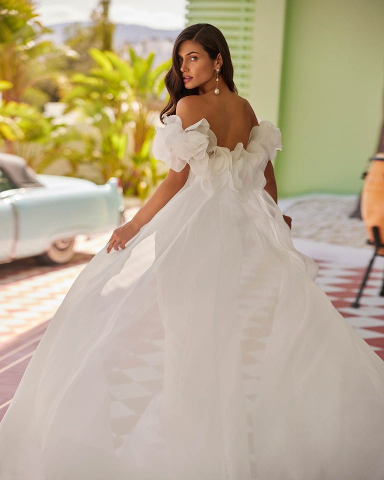 Vestido de novia largo de dos piezas con corte sirena. Raso, escote palabra de honor, espalda abierta y capa. LUNA_NOVIAS.