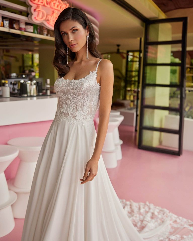 Vestido de novia largo de corte línea A. Georgette, escote redondo y espalda abierta. LUNA_NOVIAS.