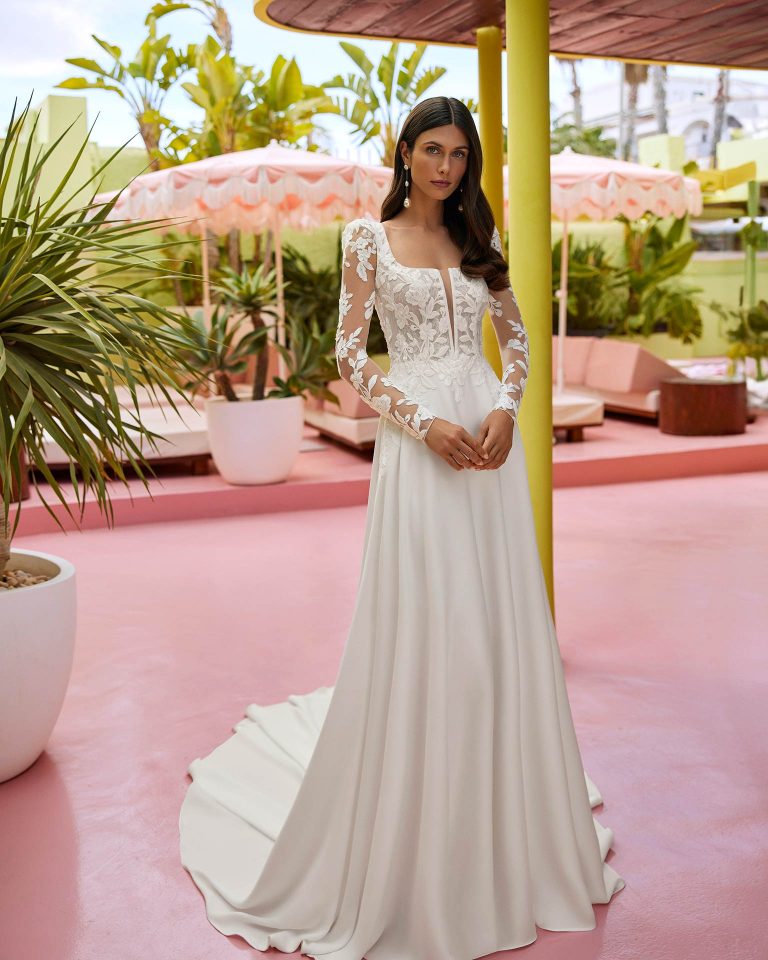 Vestido de novia largo de corte línea A. Crepé elástico, escote cuadrado, mangas extraíbles y espalda ilusión. LUNA_NOVIAS.