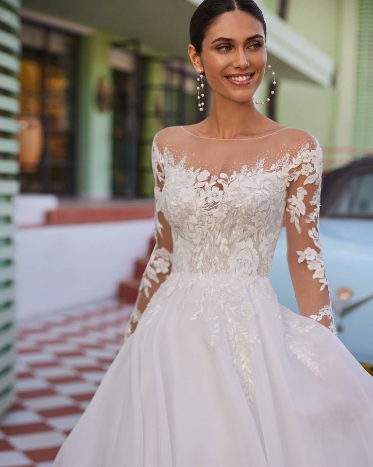 Vestido de novia largo de corte volumen. Garza, escote ilusión, manga larga y espalda ilusión. LUNA_NOVIAS.
