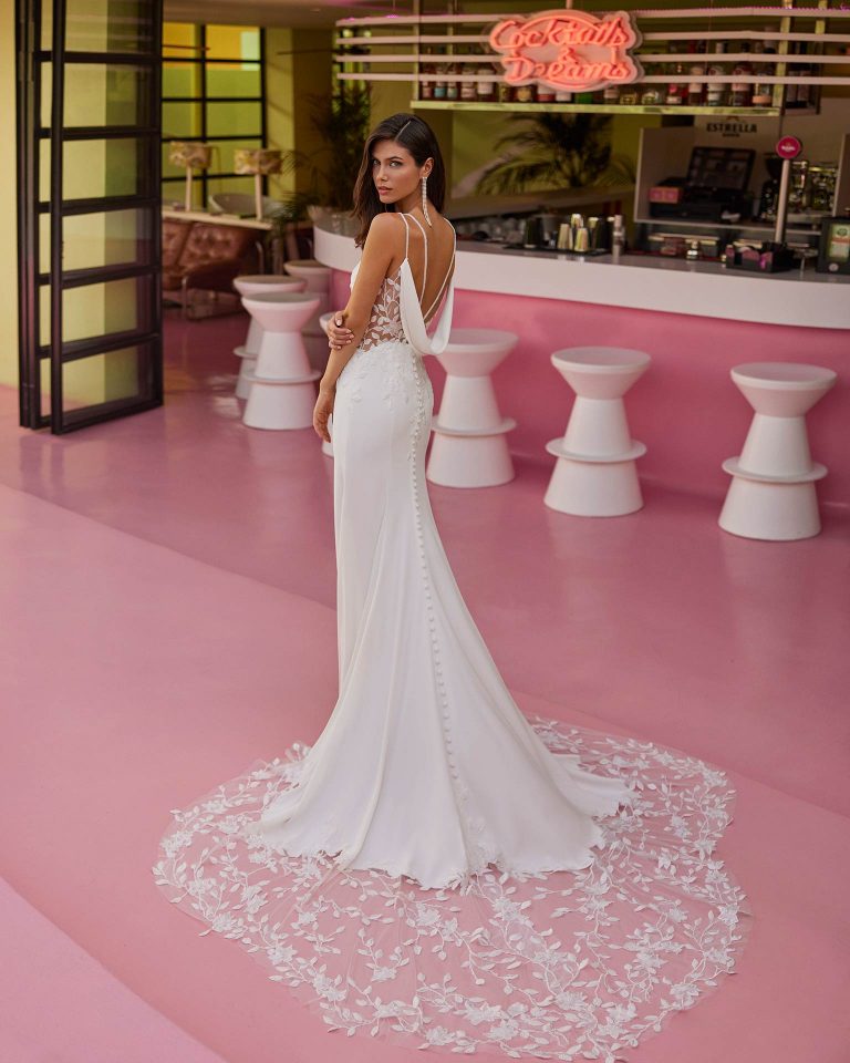 Vestido de novia largo de corte sirena. Crepé elástico, escote pico, tirantes y espalda escotada. LUNA_NOVIAS.