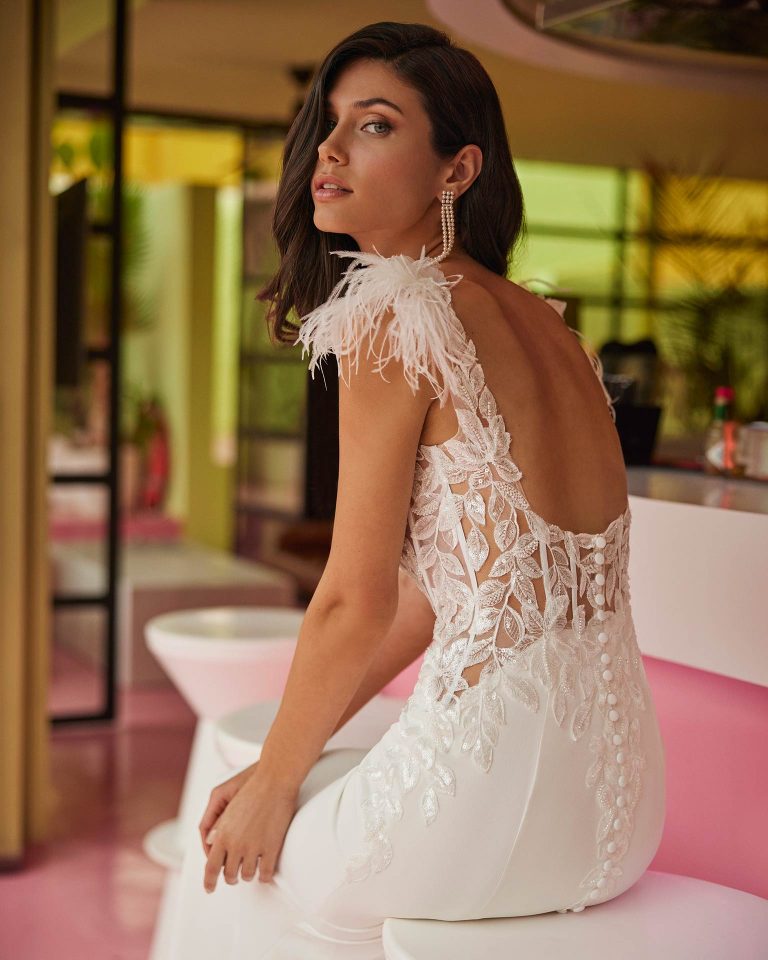Vestido de novia largo de corte sirena. Crepé bielástico, escote cuadrado, tirantes, espalda cuadrada y cola con encaje. LUNA_NOVIAS.