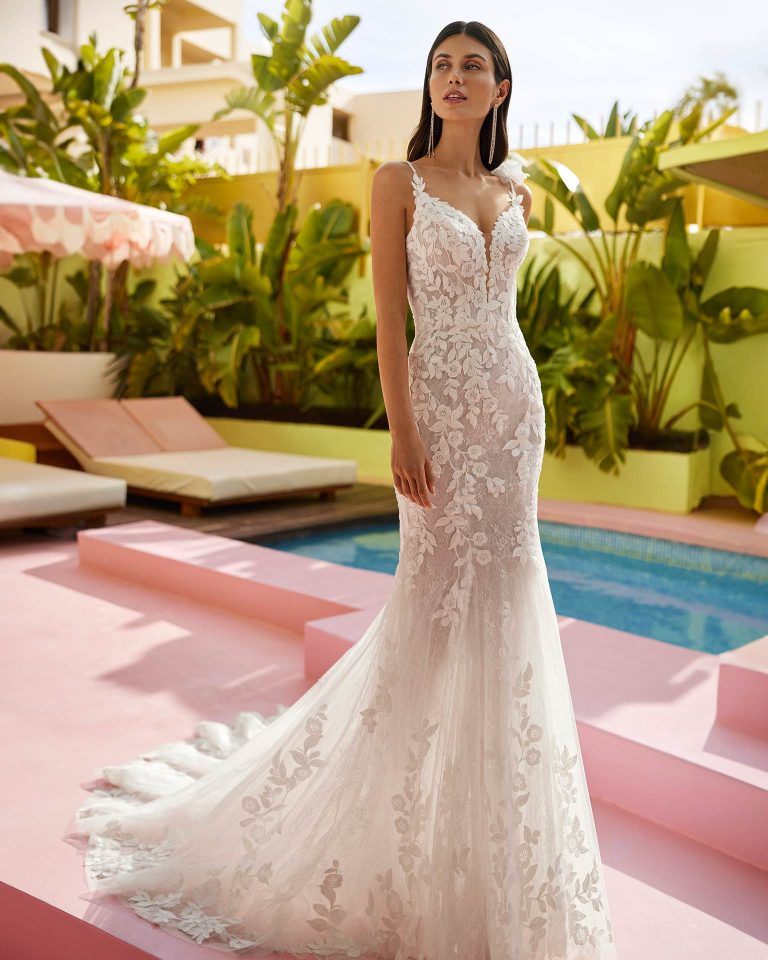 Vestido de novia largo de dos piezas con corte sirena. Encaje y pedrería, escote pico, tirantes, espalda escotada y sobrefalda. LUNA_NOVIAS.
