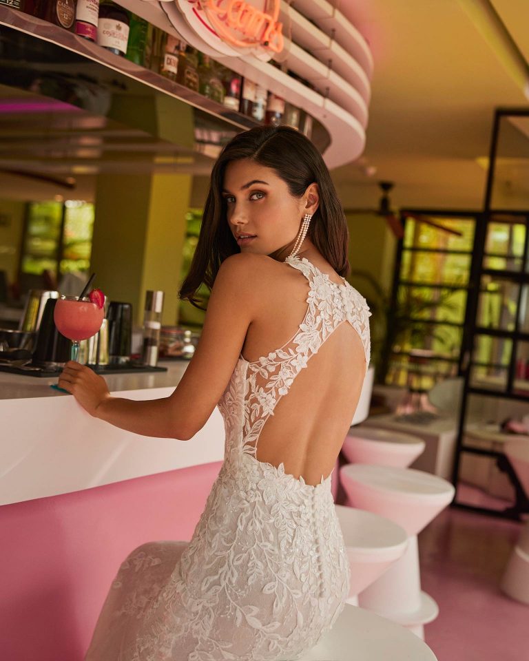 Vestido de novia largo de dos piezas con corte sirena. Encaje y pedrería, escote halter, espalda con abertura redonda y sobrefalda. LUNA_NOVIAS.