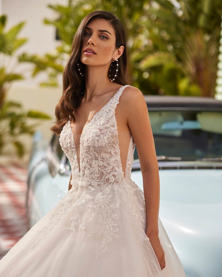 Vestido de novia largo de corte volumen. Tul Glitter, escote profundo, tirantes y espalda escotada. LUNA_NOVIAS.