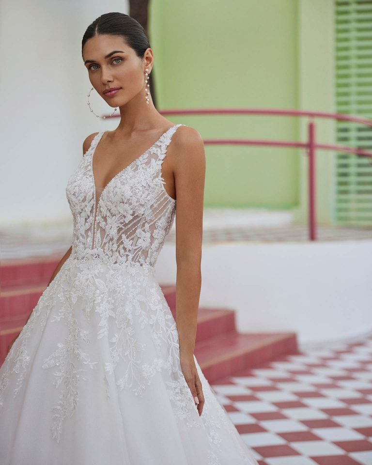 Vestido de novia largo de corte volumen. Tul Glitter, escote pico y espalda escotada. LUNA_NOVIAS.