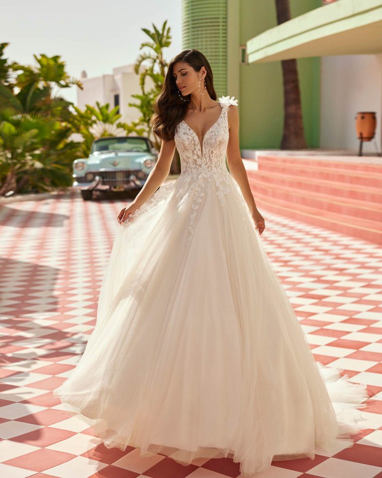 Vestido de novia largo de corte volumen. Tul Glitter, escote pico, tirantes y espalda en V. LUNA_NOVIAS.
