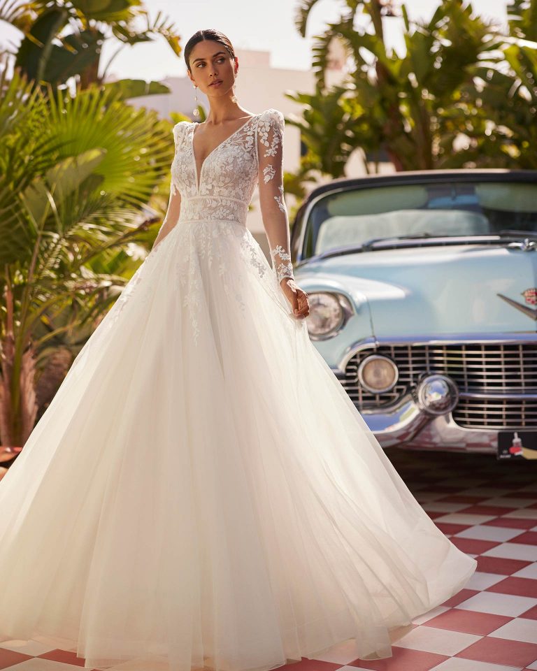 Vestido de novia largo de corte volumen. Tul Glitter, escote pico, mangas extraíbles y espalda en V. LUNA_NOVIAS.