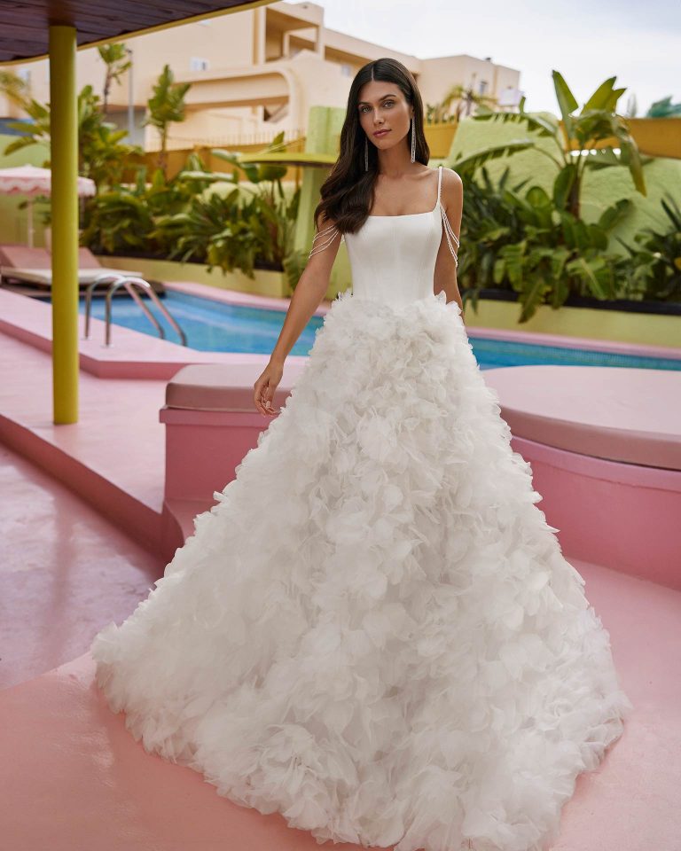 Vestido de novia largo de dos piezas con corte volumen. Raso, escote cuadrado, tirantes de pedrería, espalda escotada y falda con flores 3D. LUNA_NOVIAS.