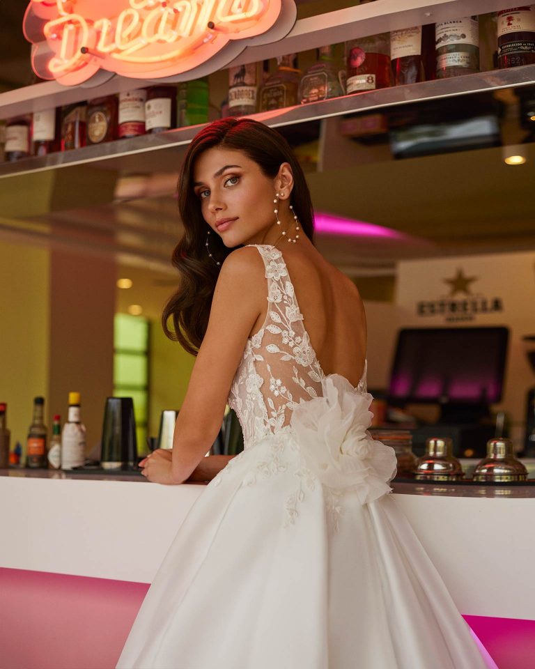 Vestido de novia largo de corte volumen. Mikado Verona, escote pico, mangas extraíbles y espalda en V. LUNA_NOVIAS.