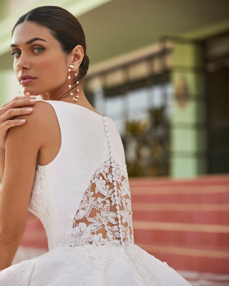 Vestido de novia largo de corte volumen. Mikado, escote pico, tirantes y espalda ilusión. LUNA_NOVIAS.