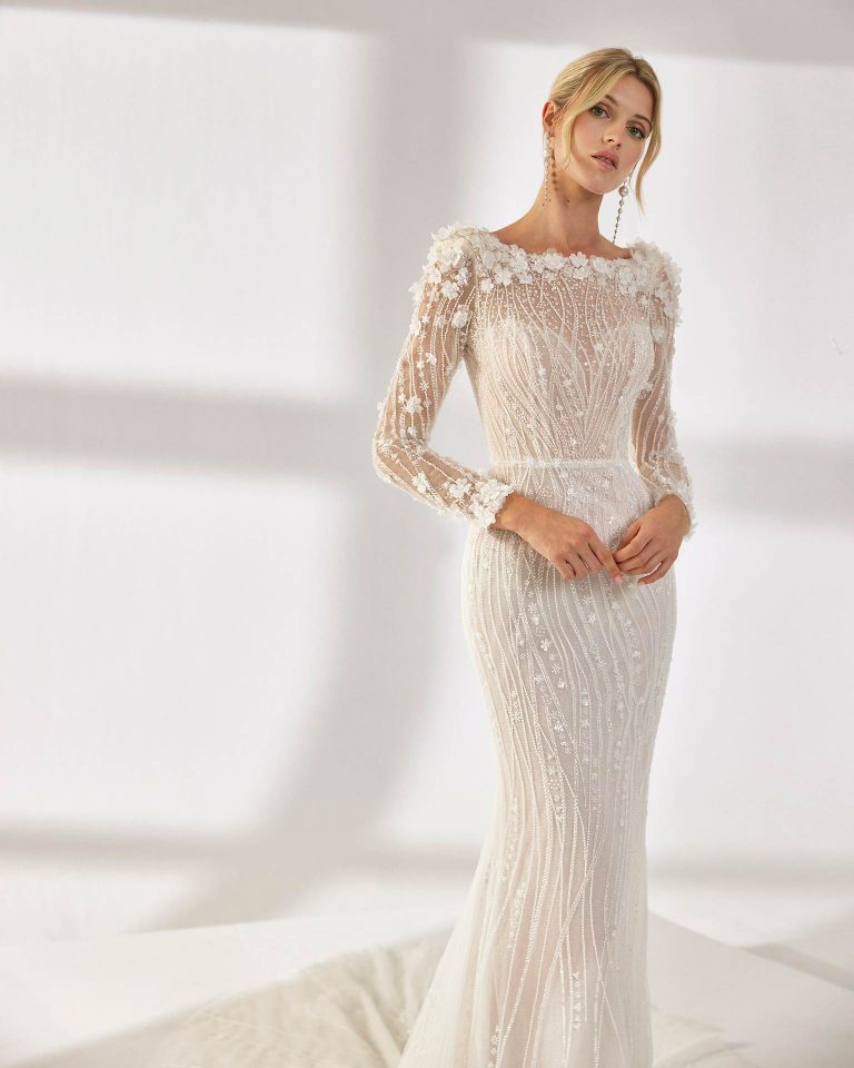 Vestido de novia largo de dos piezas con corte sirena. Pedrería, escote caja, manga larga y espalda con abertura redonda. LUNA_NOVIAS.