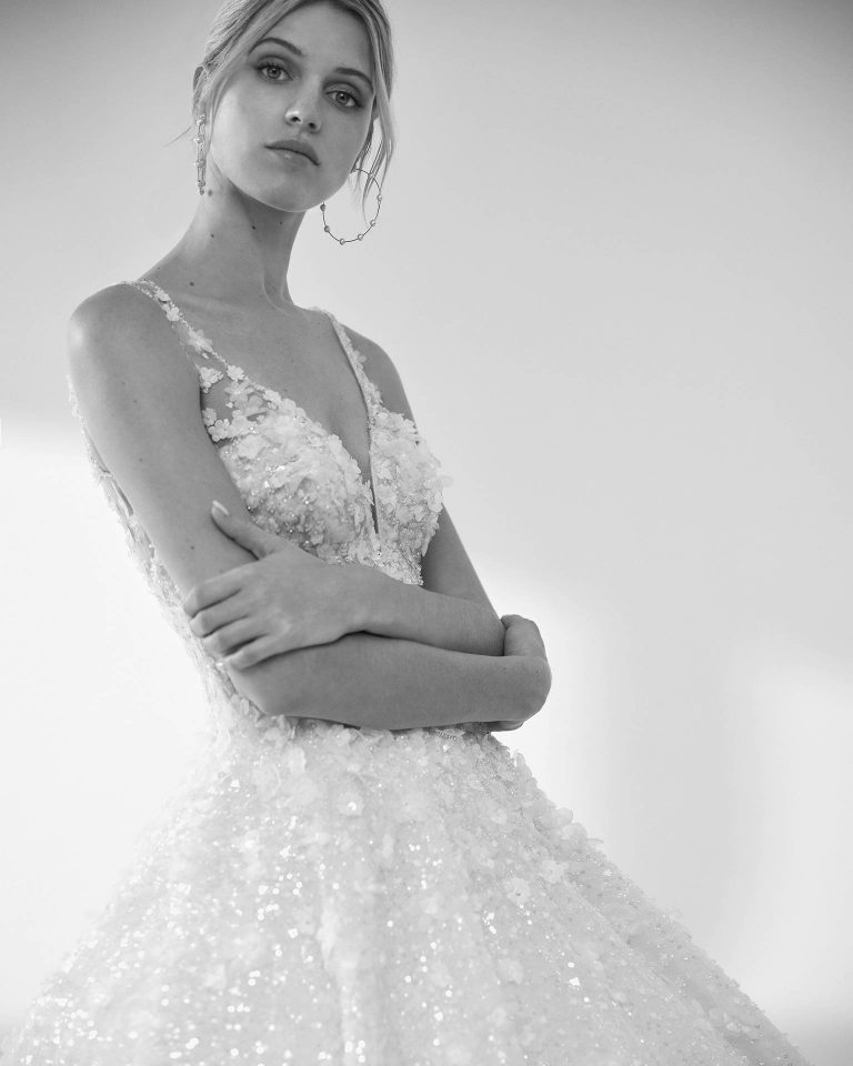Vestido de novia largo de corte volumen. Encaje y pedrería, escote pico, mangas extraíbles y espalda abierta. LUNA_NOVIAS.