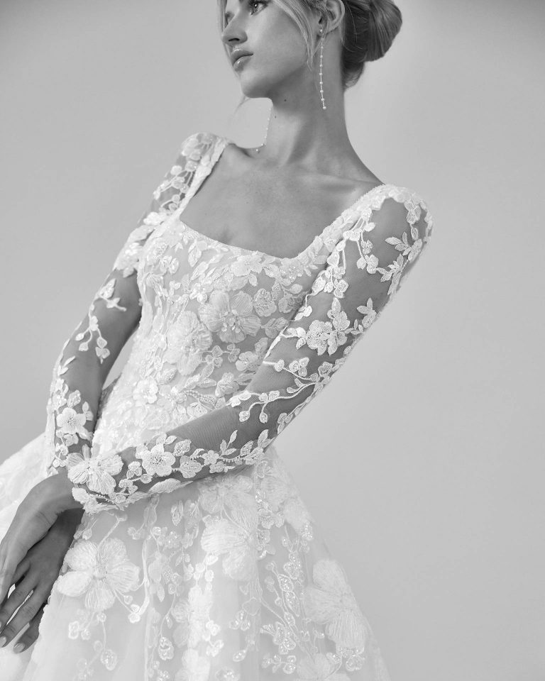 Vestido de novia largo de corte volumen. Encaje y pedrería, escote cuadrado, mangas extraíbles y espalda descubierta. LUNA_NOVIAS.