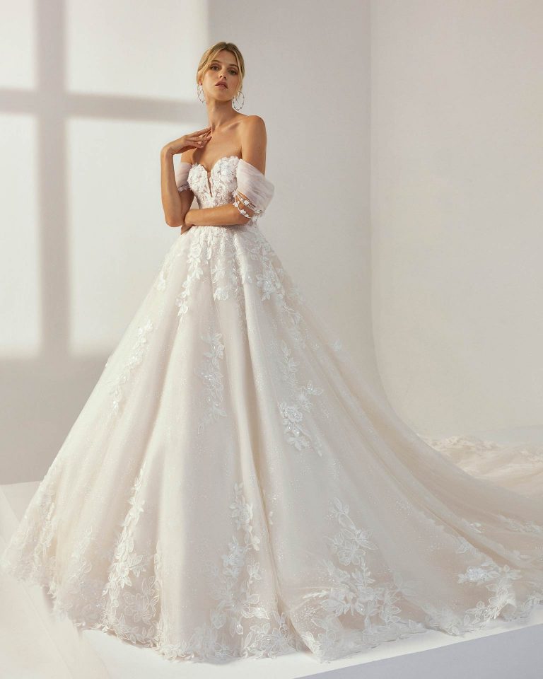 Vestido de novia largo de corte volumen. Tul nevado, escote corazón, tirantes caídos y espalda descubierta. LUNA_NOVIAS.