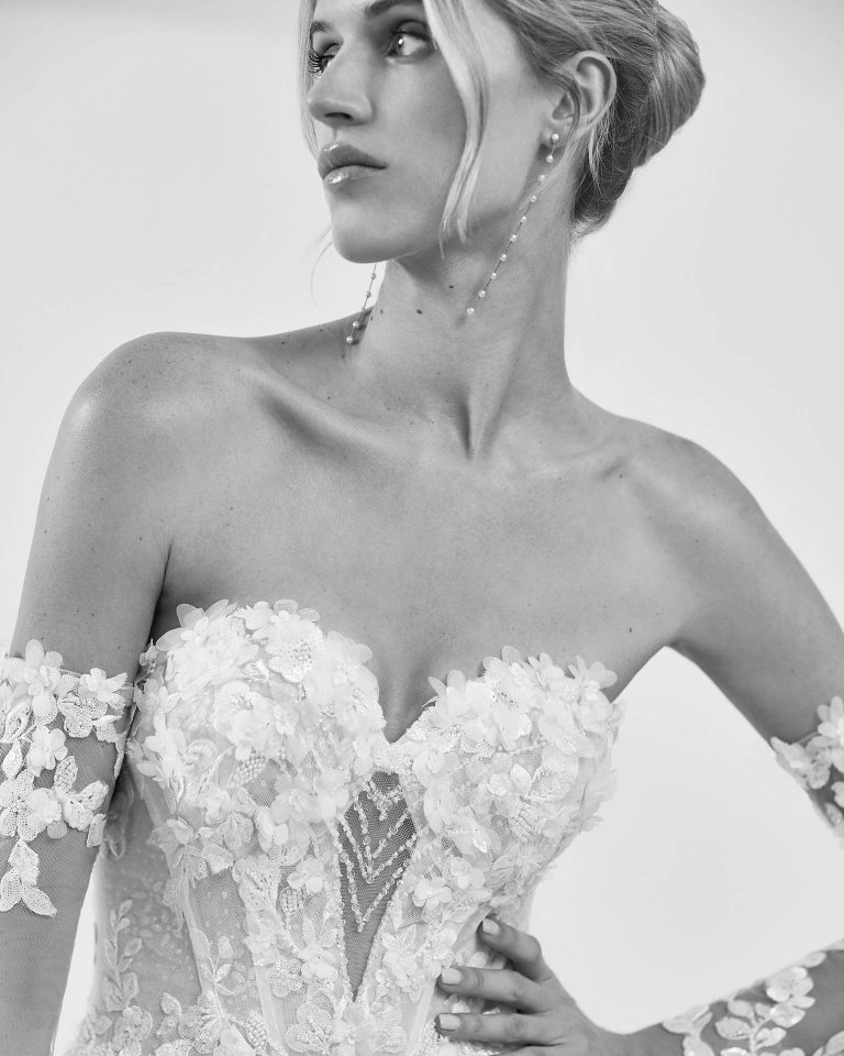 Vestido de novia largo de corte volumen. Tul glitter nevado, escote corazón, mangas extraíbles y espalda descubierta. LUNA_NOVIAS.