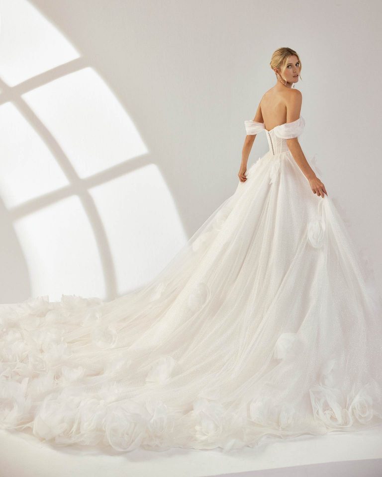 Vestido de novia largo de corte volumen. Tul glitter, escote corazón, tirantes caídos y espalda descubierta. LUNA_NOVIAS.