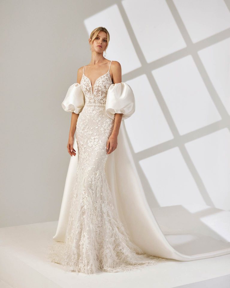 Vestido de novia largo de dos piezas con corte sirena. Tul glitter, escote pico, tirantes y espalda escotada con abrigo. LUNA_NOVIAS.