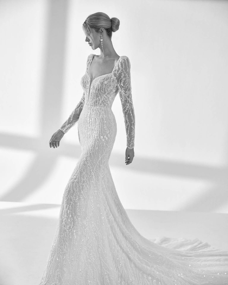 Vestido de novia largo de dos piezas con corte sirena. Pedrería, escote corazón, mangas extraíbles y espalda escotada con sobrefalda. LUNA_NOVIAS.