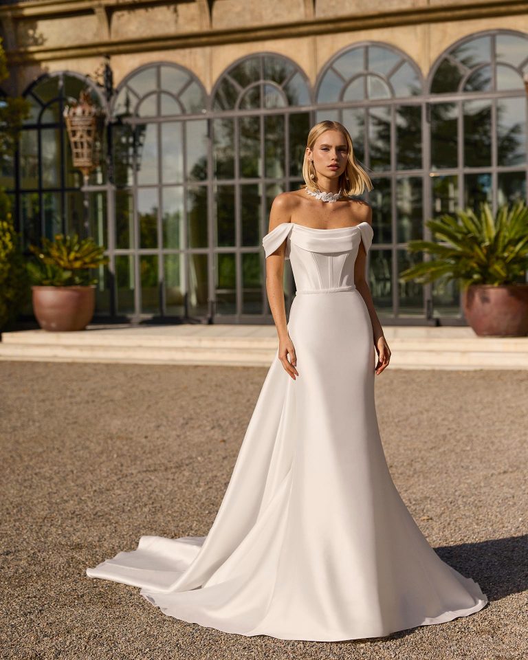 Two-piece wedding dress in stretch mikado. Mermaid silhouette with sweetheart neckline, off-shoulder sleeves and button-back closure. Includes train. LUNA_NOVIAS.