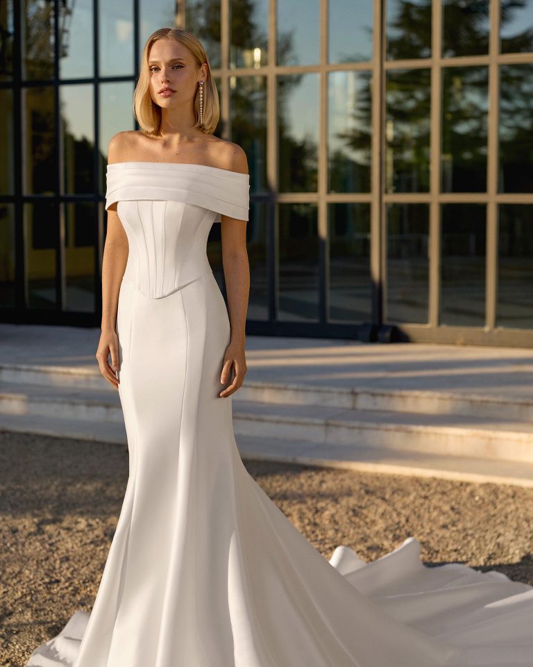 Two-piece bridal gown in mikado with mermaid silhouette and sweetheart neckline. Includes removable mikado collar. LUNA_NOVIAS.