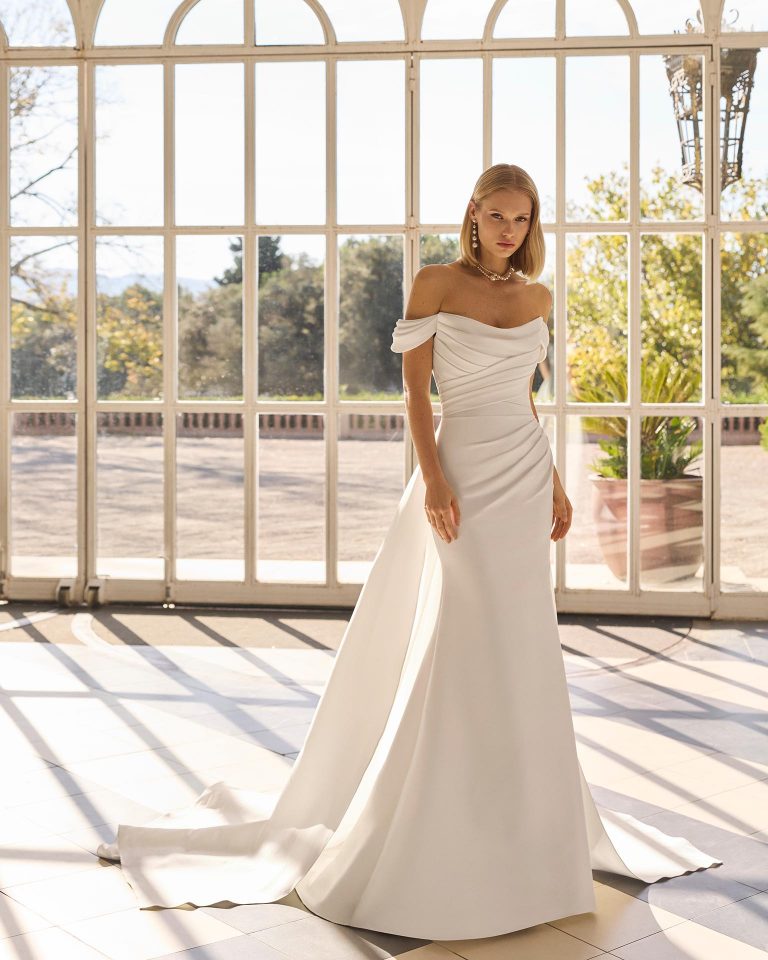 Two-piece wedding dress, mermaid silhouette in stretch mikado with draping, sweetheart neckline, removable straps and removable collar in stretch mikado. LUNA_NOVIAS.
