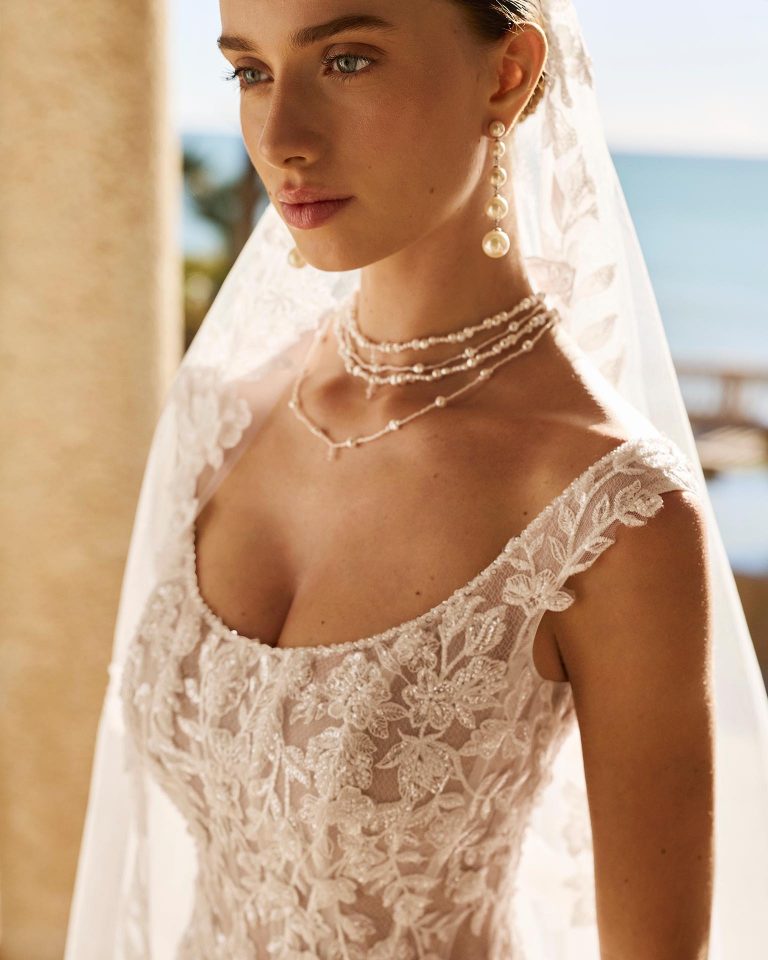 Mermaid silhouette wedding dress in lace with round neckline, straps, round back and beadwork on bodice and skirt. LUNA_NOVIAS.