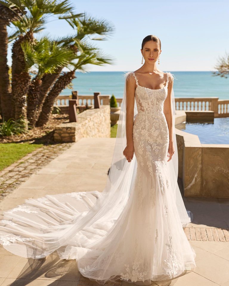 Two-piece lace wedding dress, mermaid silhouette, feather straps, round neckline, back with round opening, beading on bodice, appliqués on lined skirt and tulle overlay. LUNA_NOVIAS.