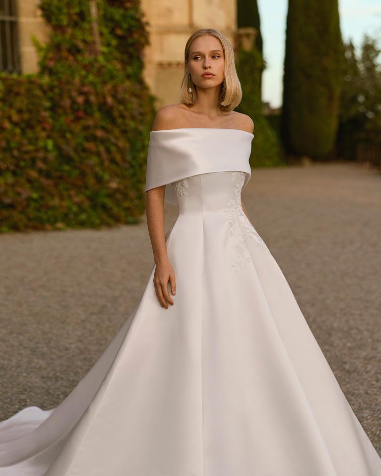 Two-piece wedding dress in satin with A-line silhouette. Strapless sweetheart neckline with lace, embroidery and beadwork on the bodice and detachable collar. LUNA_NOVIAS.