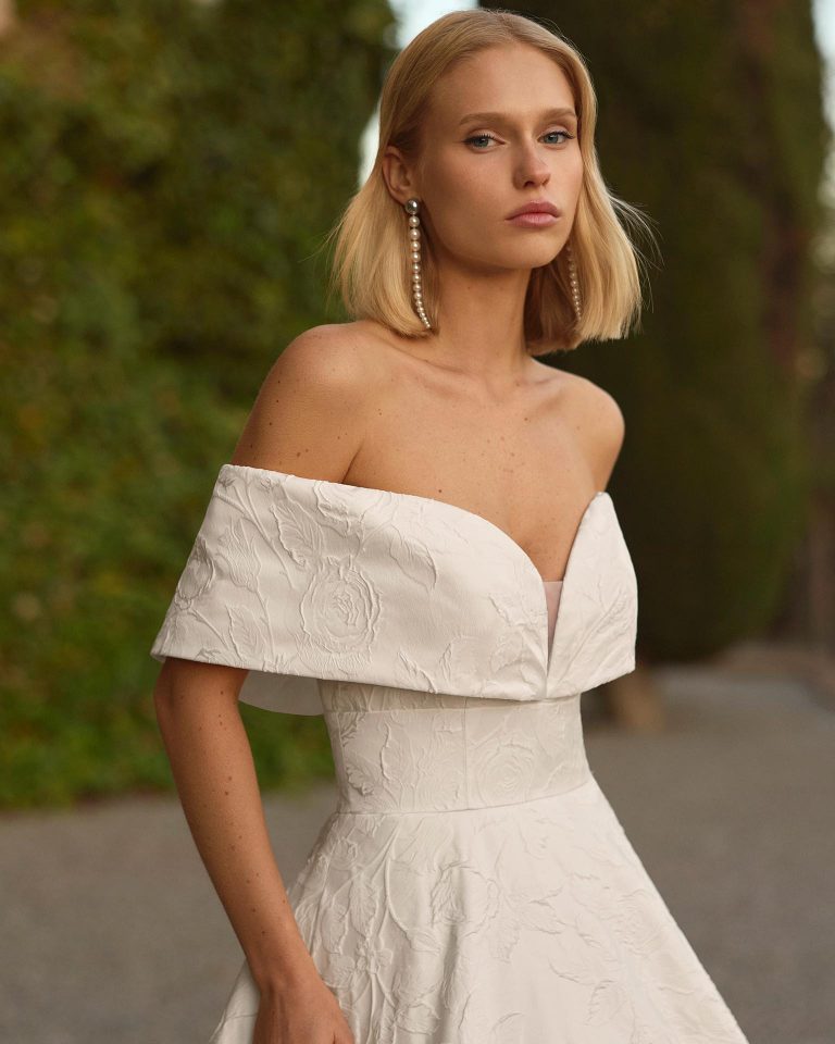 A-line brocade wedding dress with sweetheart neckline and off-shoulder sleeves LUNA_NOVIAS.
