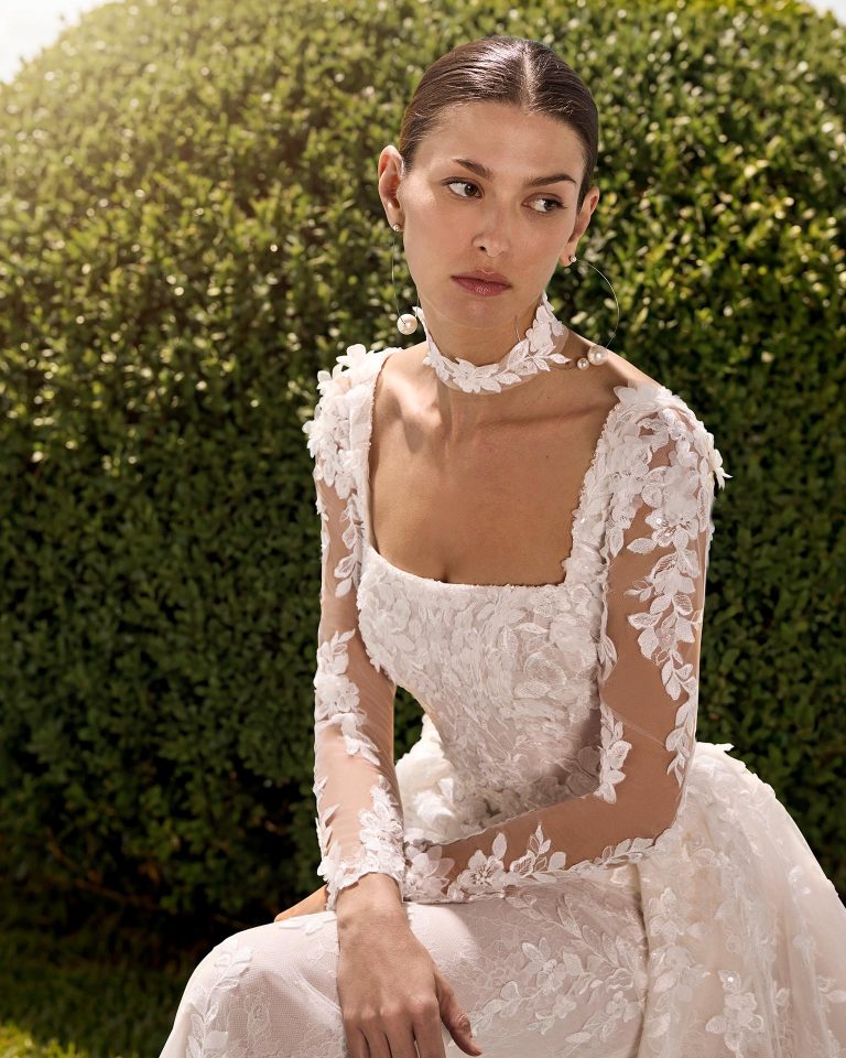 Two-piece lace wedding dress with mermaid silhouette, square neckline and back, detachable long sleeves and overskirt. Includes lace choker. LUNA_NOVIAS.