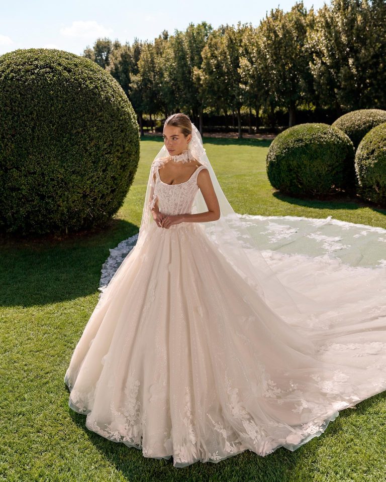 Two-piece bridal dress with princess silhouette. Lace bodice with round neckline, straps and low-cut back. Glitter tulle skirt. Includes lace choker. LUNA_NOVIAS.