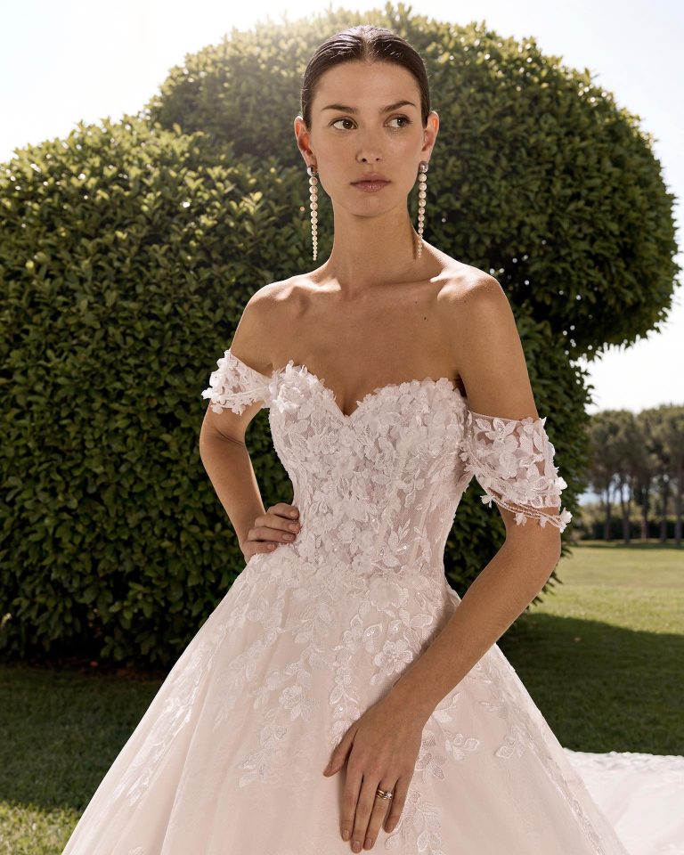 Two-piece princess silhouette wedding dress with sweetheart neckline, low back, dropped lace sleeves and beaded lace jacket LUNA_NOVIAS.
