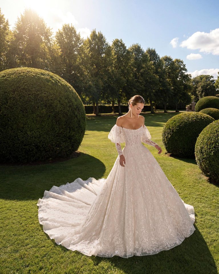 Lace wedding dress with princess silhouette, sweetheart neckline and removable long puff sleeves LUNA_NOVIAS.