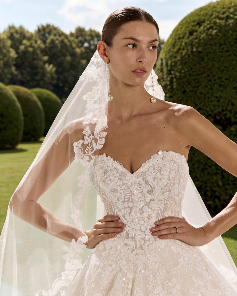 Two-piece wedding dress in beaded lace. Princess silhouette with sweetheart neckline and low-cut back. Includes beaded lace jacket. LUNA_NOVIAS.