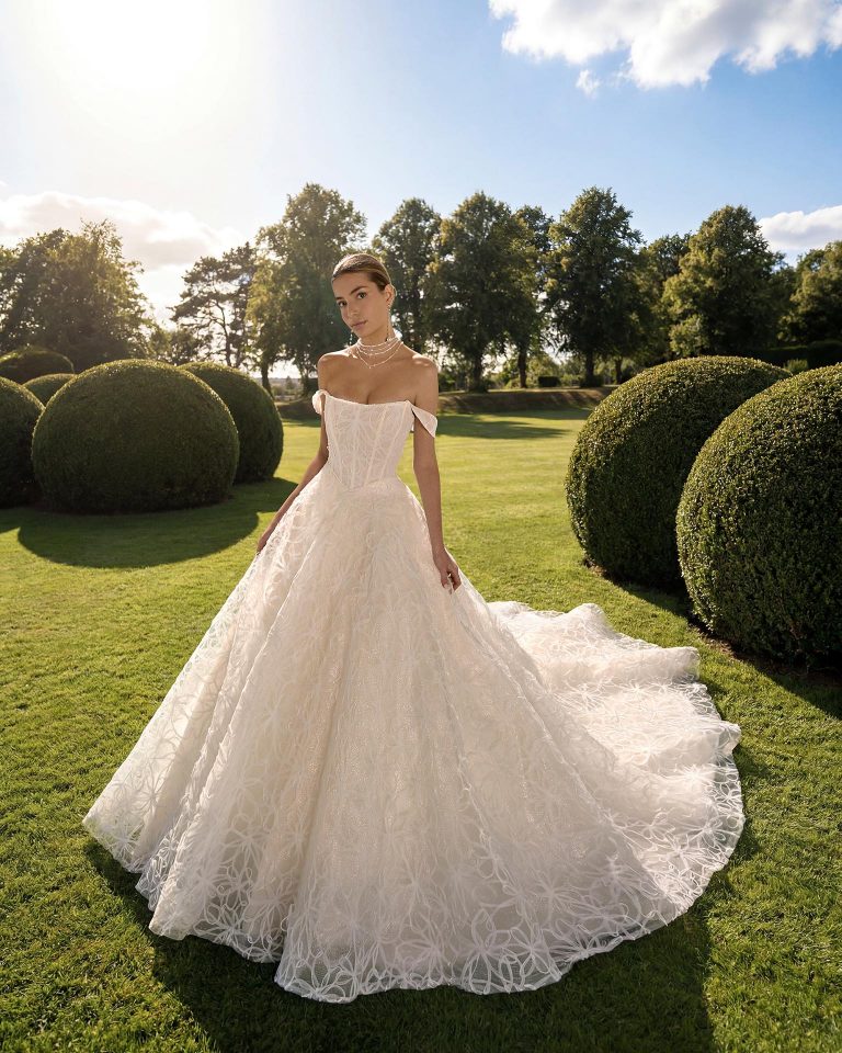 Tulle wedding dress with strapless neckline, princess silhouette and off-shoulder straps. LUNA_NOVIAS.